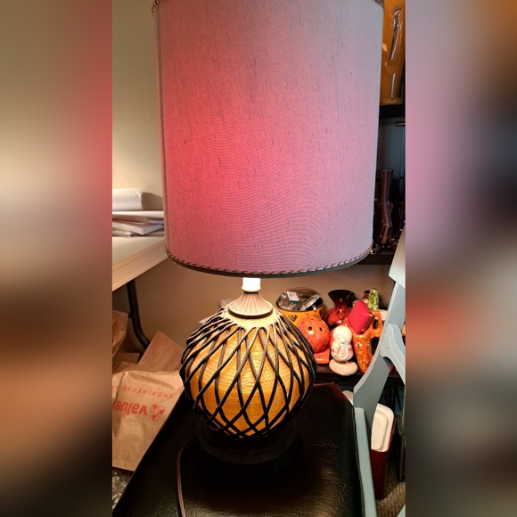 Vintage MCM Black And Gold Spagehtti Lucite Table Lamp - Picture 4 of 5